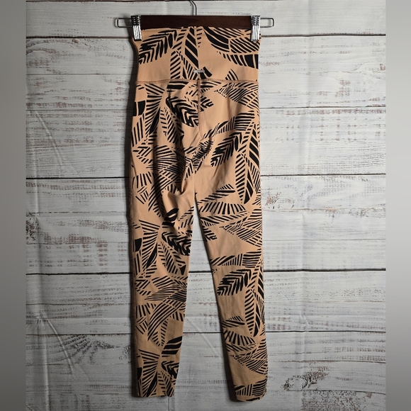NWOT Aerie Leaf Print Leggings in Tan and Black Women Size XS Short - Picture 4 of 5